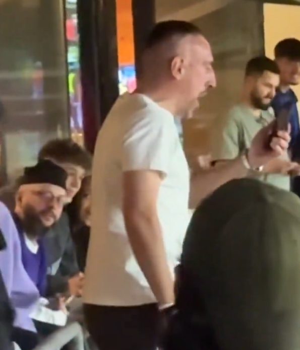 面對面輸出！葡萄牙球迷指著里貝里唱歌，后者拍了一會走進包廂