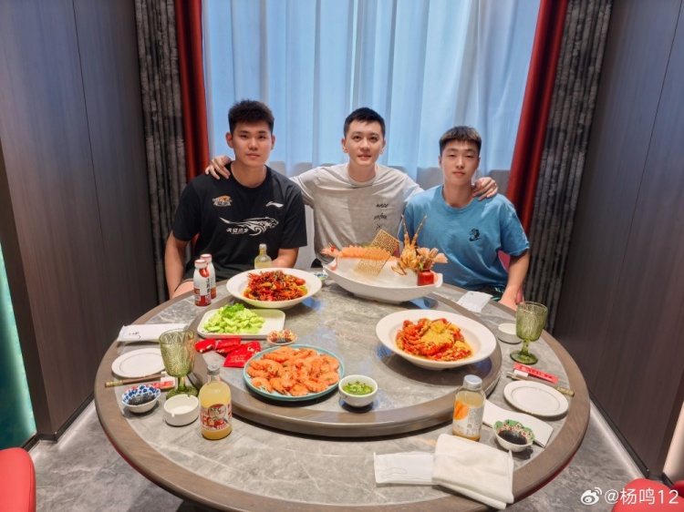 黃秋實&張峻豪被停賽3年！楊鳴曬合照：犯錯就要承擔(dān)后果積極面對