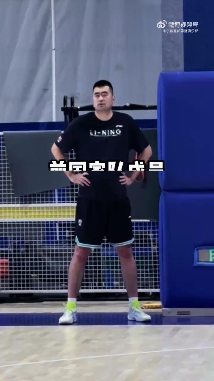 助理教練耐心指導(dǎo)！張兆旭向?qū)幉谢@球員傳授經(jīng)驗(yàn)與技術(shù)