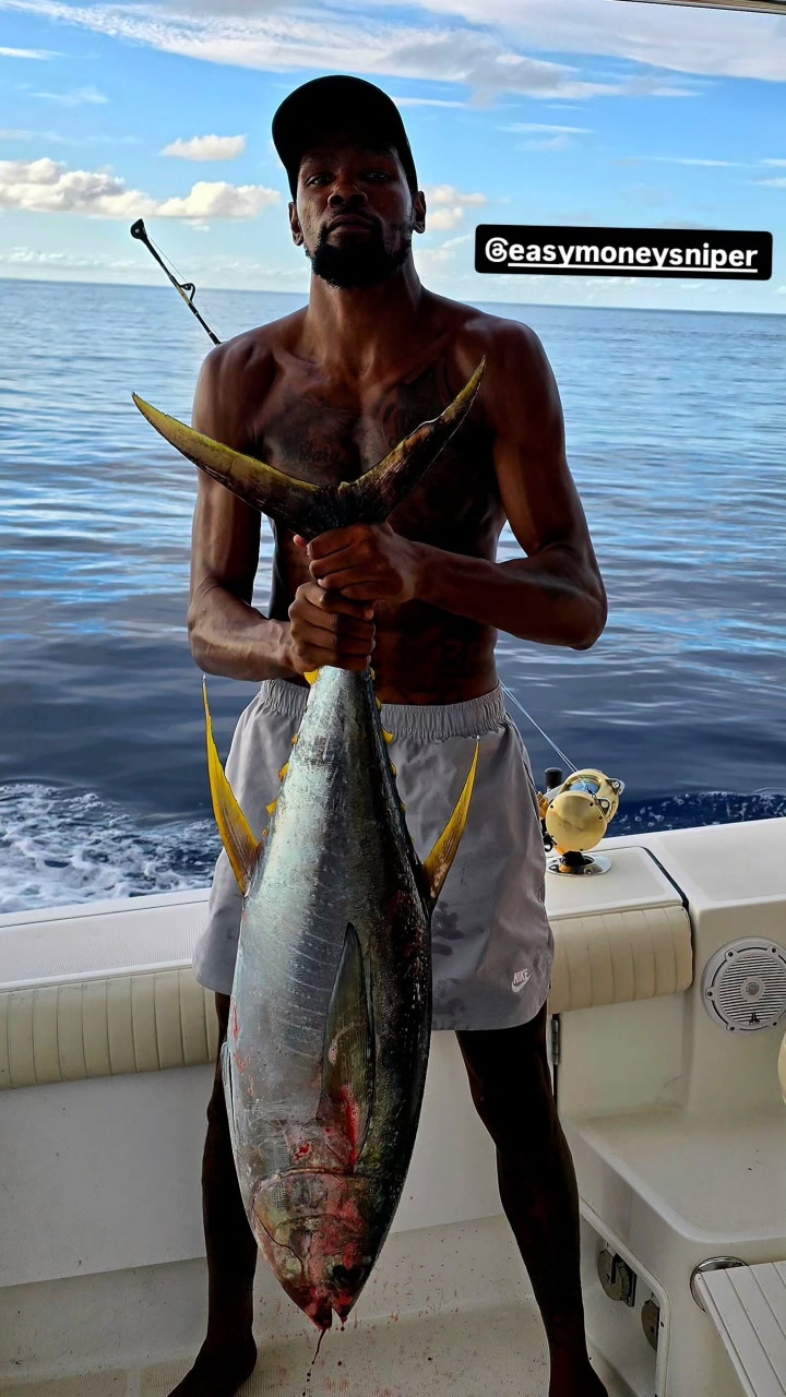 這兩條魚挺大??亞當(dāng)斯和杜蘭特相約釣魚 KD眼鏡一戴氣質(zhì)太絕了