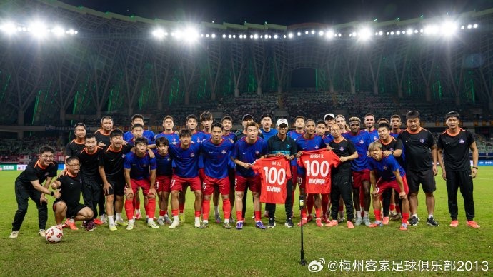 梅州客家球員廖均健、羅德里格 代表球隊出戰(zhàn)第100場正式比賽