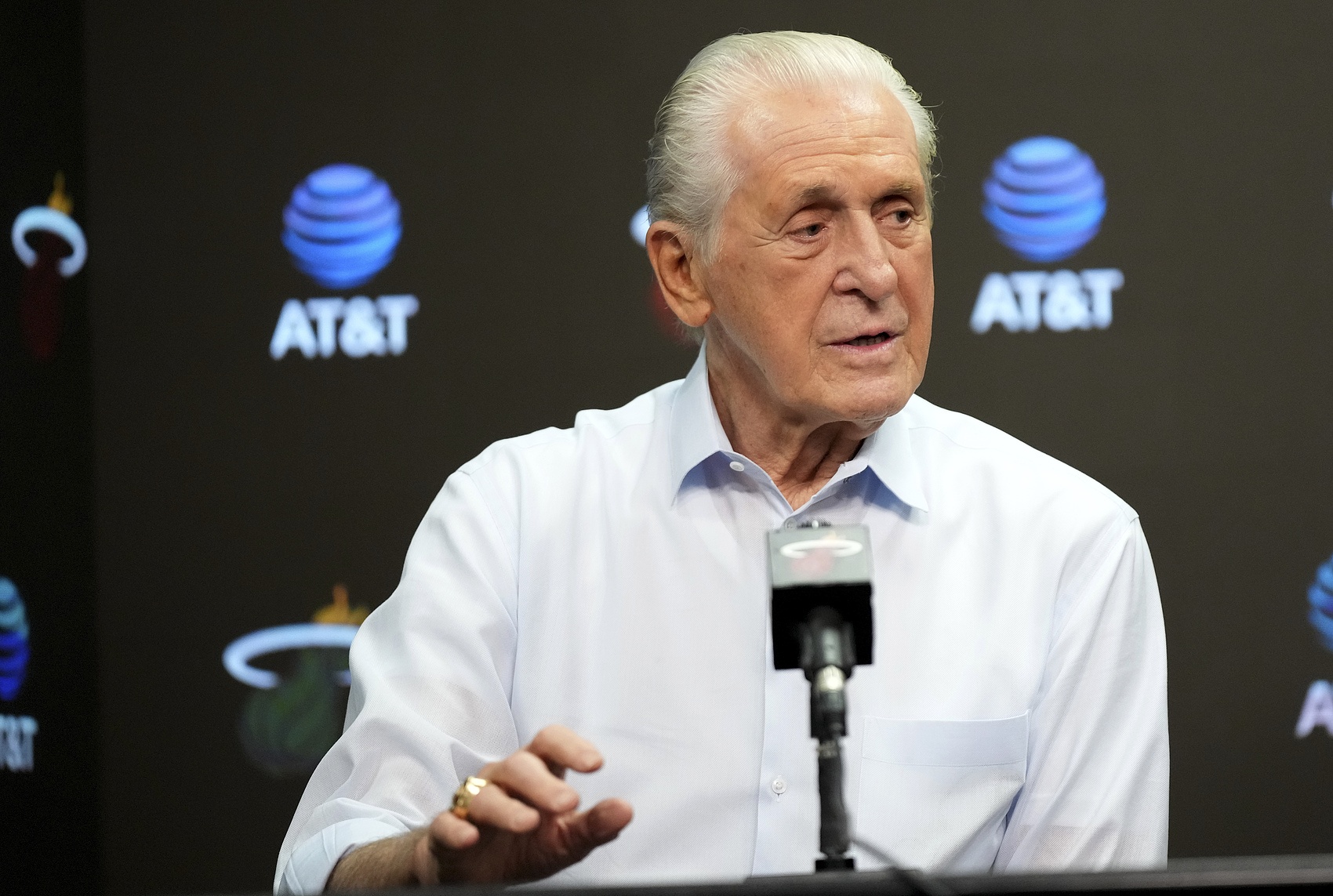 維金斯去湖人？NBA高管：萊利會(huì)幫詹姆斯？他還在生氣呢