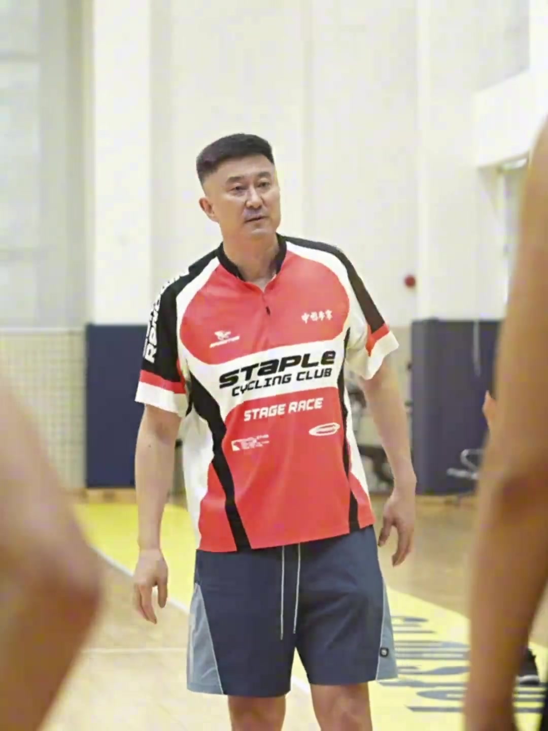 廣東男籃曬球隊(duì)投籃訓(xùn)練：投籃肌肉記憶養(yǎng)成中……??