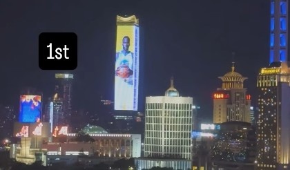 亮相中國(guó)上海外灘巨幕！追夢(mèng)：媽媽我做到了 永懷感恩！