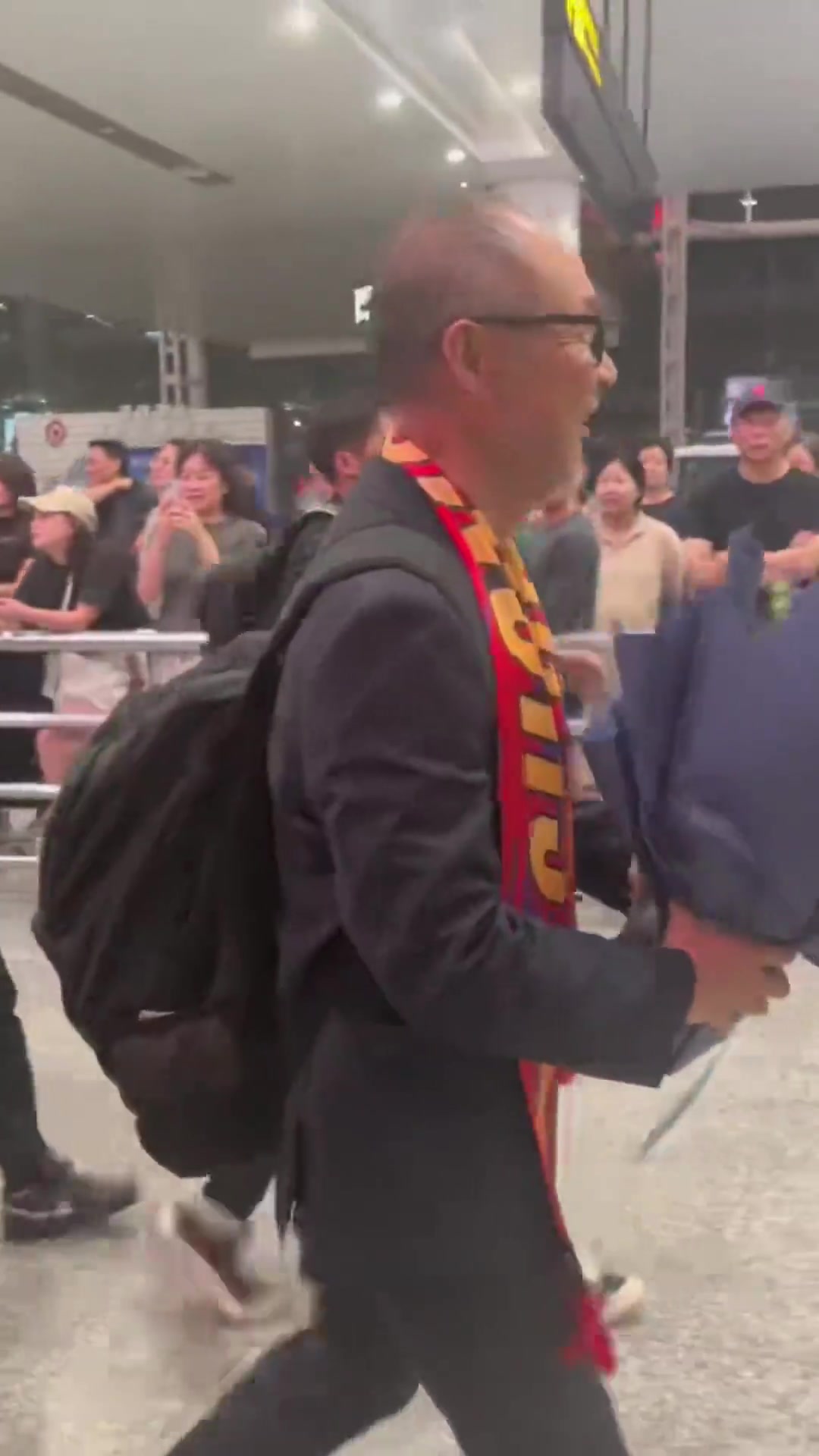 將接手重慶銅梁龍！重慶廣電曬視頻：張外龍已抵達江北國際機場
