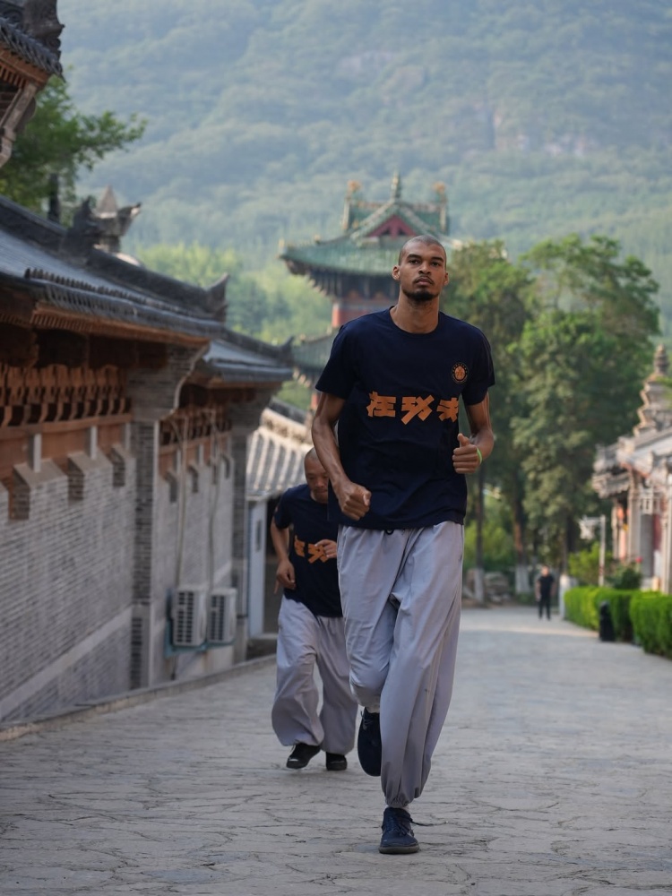 支線任務(wù)結(jié)束！馬刺曬組圖回顧文班夏天之旅：封面為少林寺之行