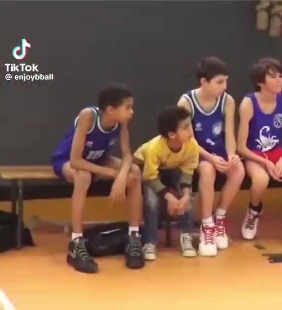 ??很喜歡生氣砸球?。⌒r(shí)候的文班亞馬是怎么打球的？