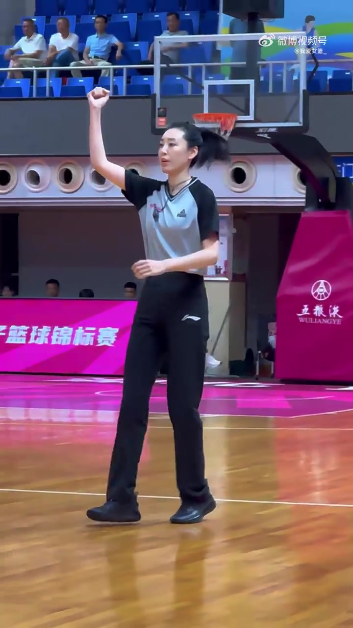 又美又颯！全國女籃錦標(biāo)賽的女裁判王陽成賽場上另一道靚麗的風(fēng)景