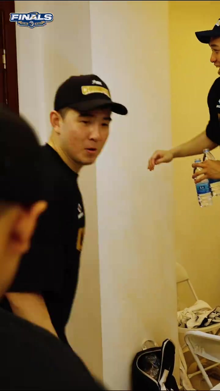 成功拿下總冠軍后，大家在更衣室用一場特別的狂歡慶祝榮耀時(shí)刻！