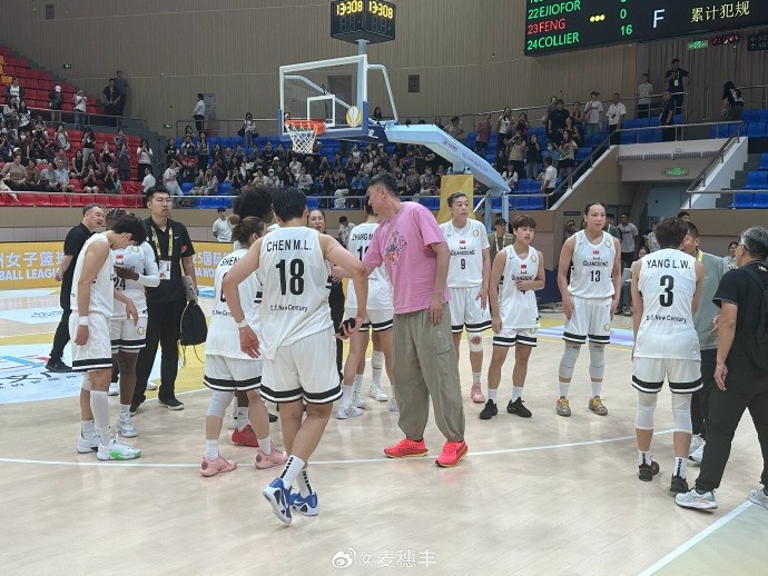 殺進FIBA亞洲女籃聯(lián)賽決賽！杜鋒賽后跟廣東女籃全隊致意