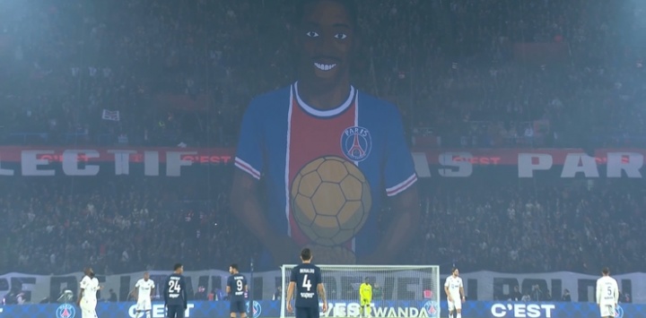 球迷展示巨型TIFO，慶祝登貝萊喜提金球獎(jiǎng)和恩里克獲頒克魯伊夫獎(jiǎng)