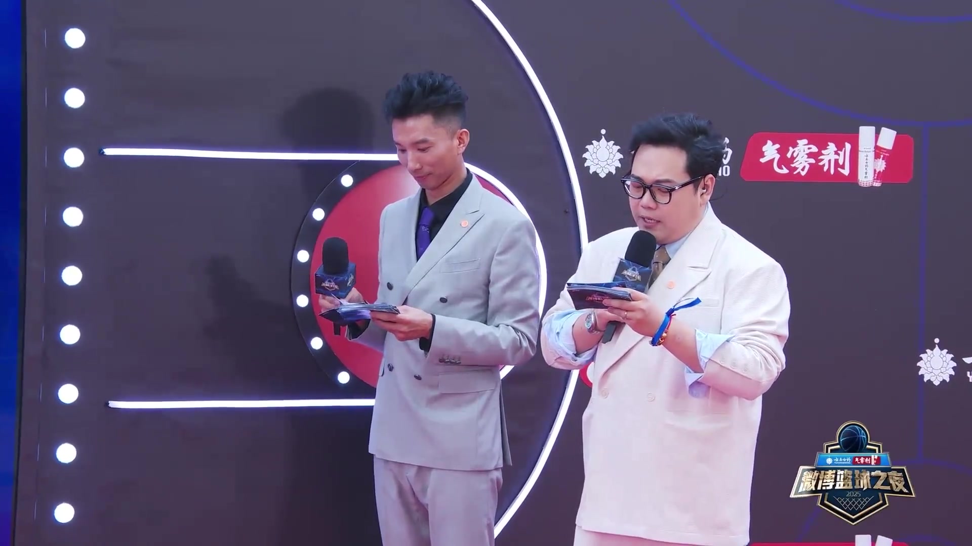 前男籃隊長！周鵬攜妻子亮相微博籃球之夜 這是什么神仙顏值啊
