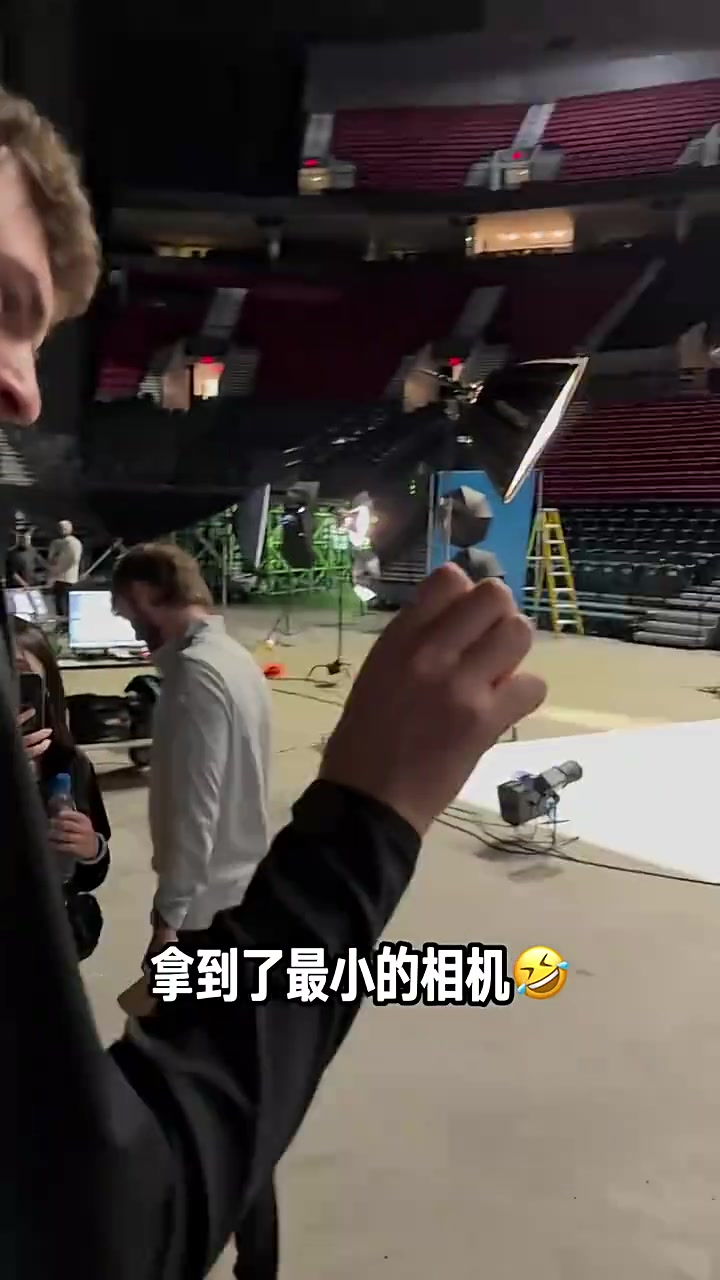 哈哈！新賽季媒體日克林根和楊瀚森拿著微型相機互拍