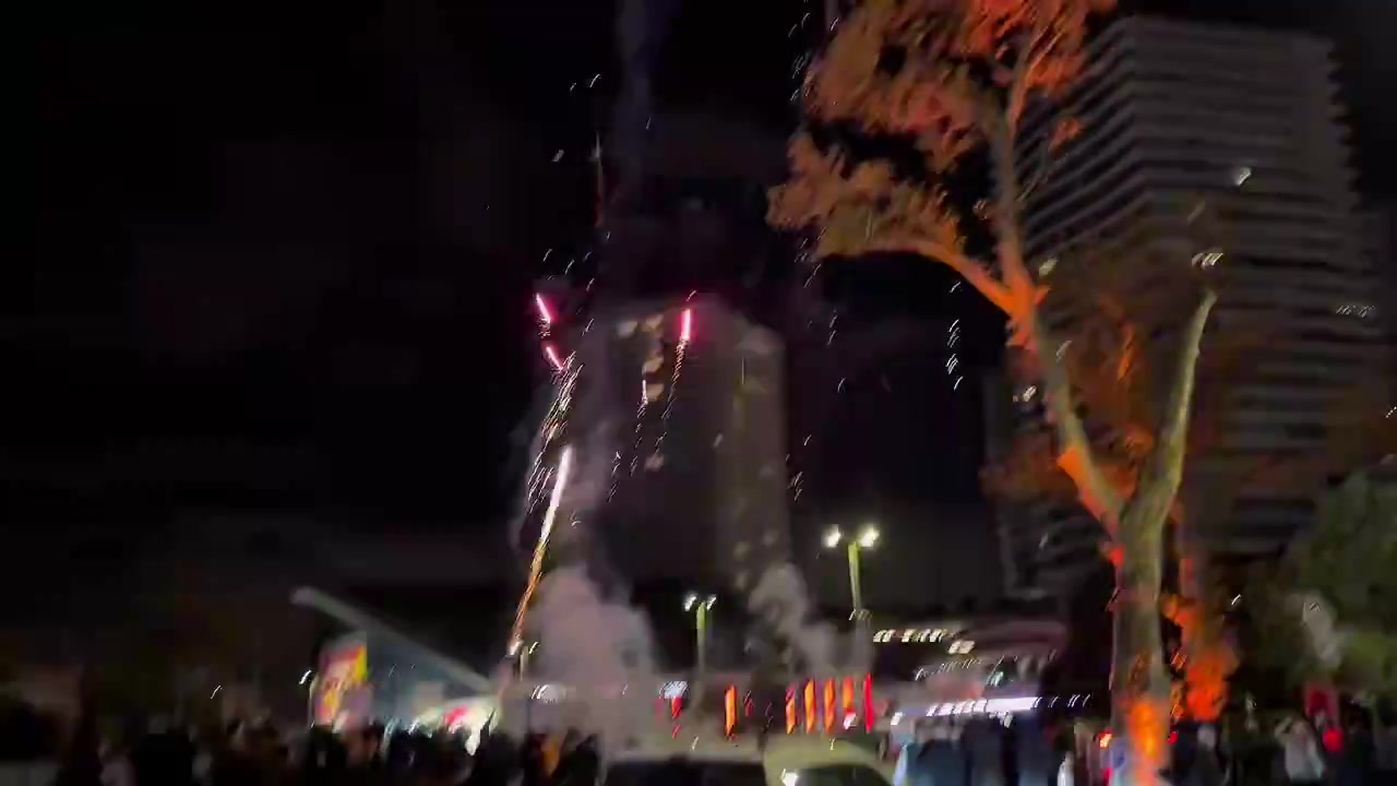 凌晨3點(diǎn)搞事??太陽(yáng)報(bào):加拉塔薩雷球迷在利物浦下榻酒店外放煙花