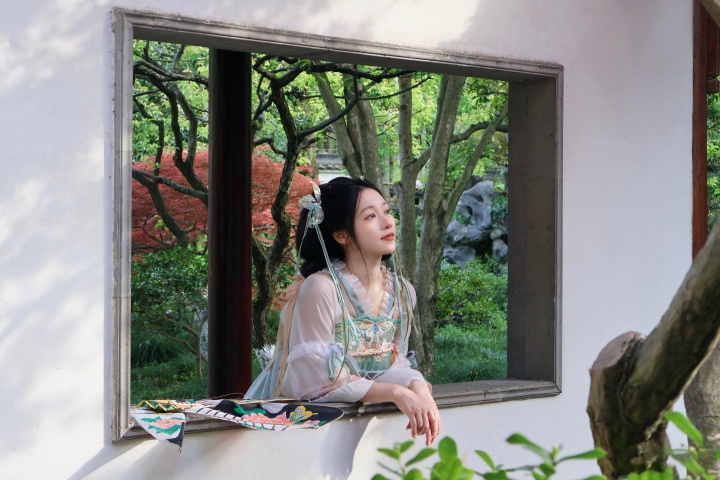 56學(xué)姐來(lái)啦！吳柳芳直播說(shuō)要感謝吧友投票 昨晚現(xiàn)身直播吧評(píng)論區(qū)